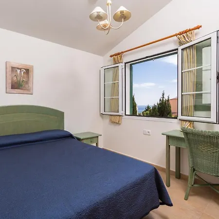 Villa Cala Galdana 7 * 卡拉加尔达纳